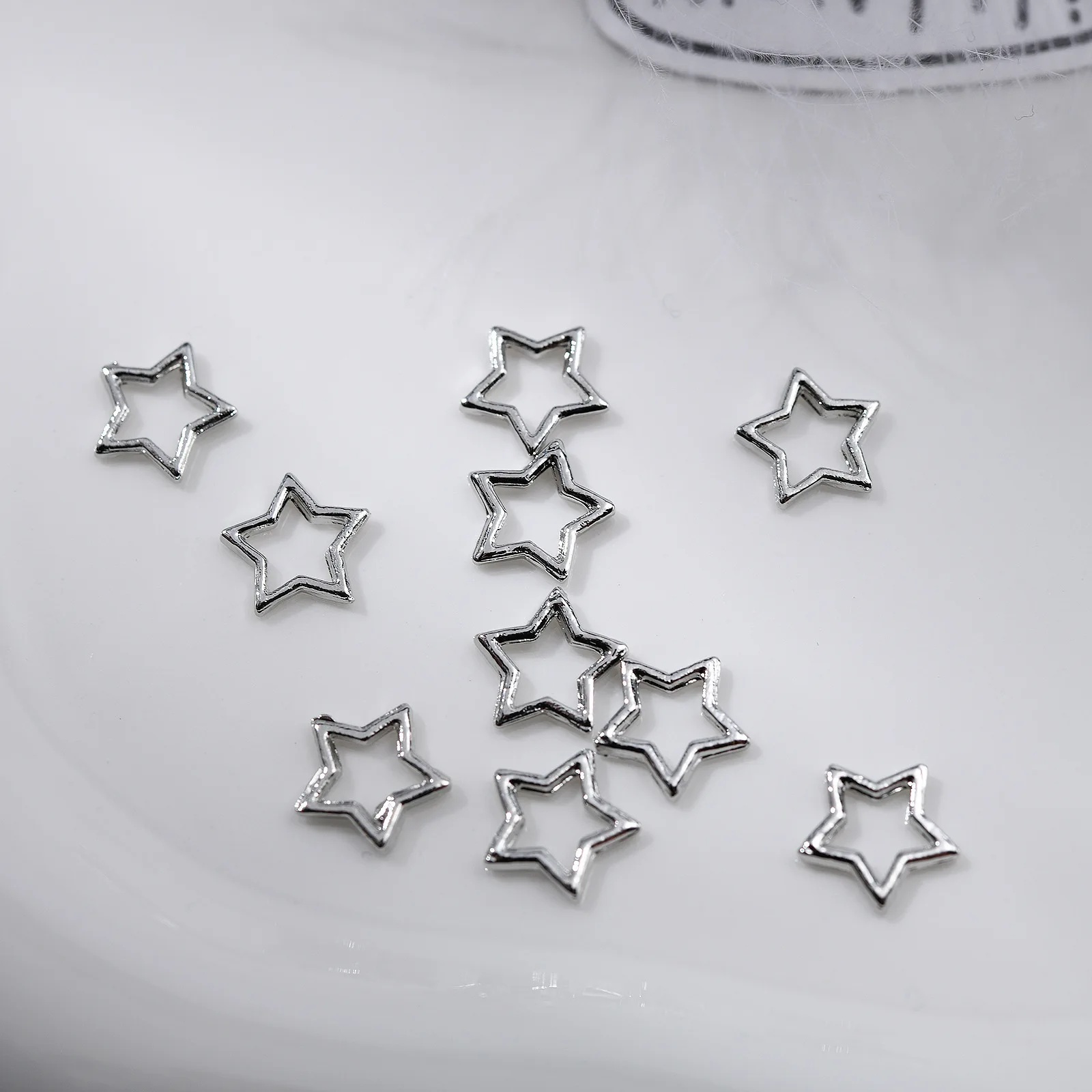 50pcs Hollow Star เล็บ Charms ทองเงินสีขาว K สีดําตกแต่งเล็บ 3D DIY โลหะดาวเครื่องประดับเล็บ Part D2