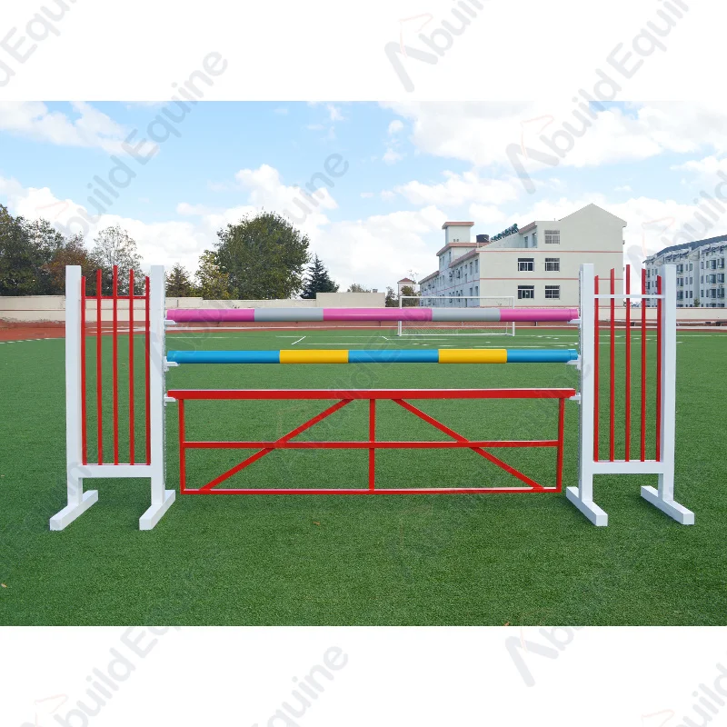 أجنحة القفز على شكل حصان كافاليتي لحدث الحصان