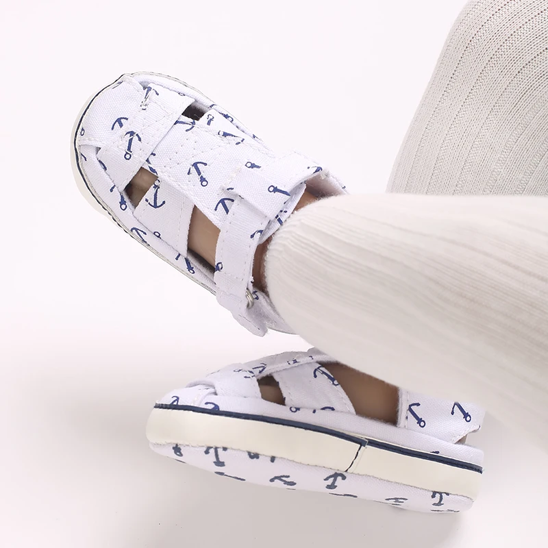 جديد الأبيض الصيف الكرتون طباعة 0-18 متر الرجال صنادل أطفال مع نعل نسيج المضادة للانزلاق صنادل أطفال وأحذية مشي