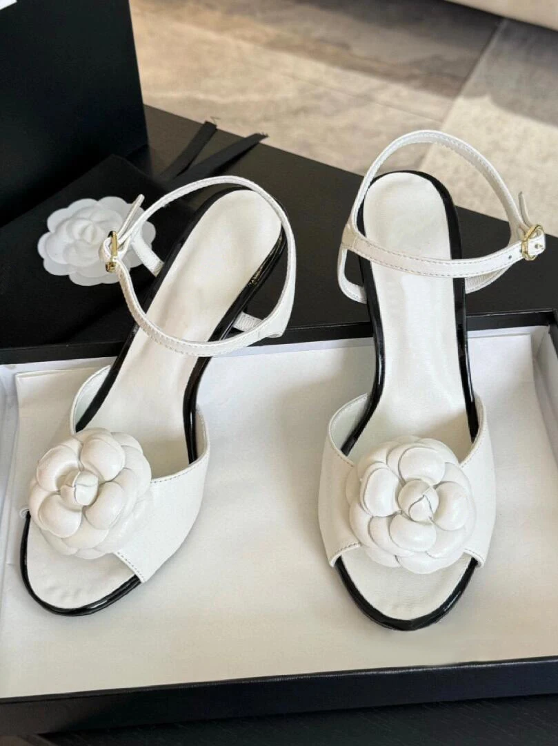 Open Toe White Flower Sandały Camellia Ankle Straps Buckle Shallow Fashion Sexy Women Summer Classic Elegant Dress Party Shoes