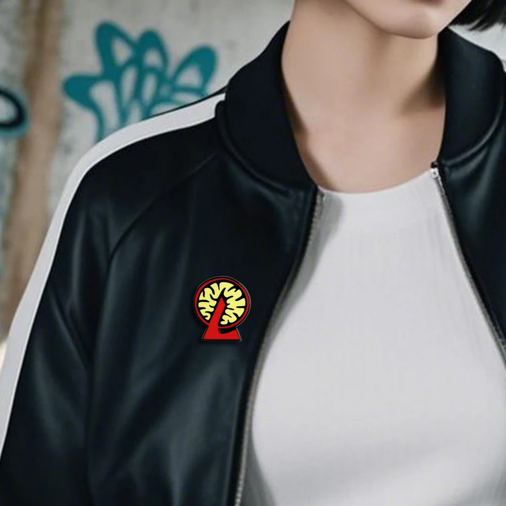 Brain L Logo Brosche, Lobotomy Corporation, thematisches Abzeichen, Spiel-Accessoire, kreatives Gehirnmuster, Emaille-Anstecker, Rucksack-Dekoration, Geschenk. – Detail 7