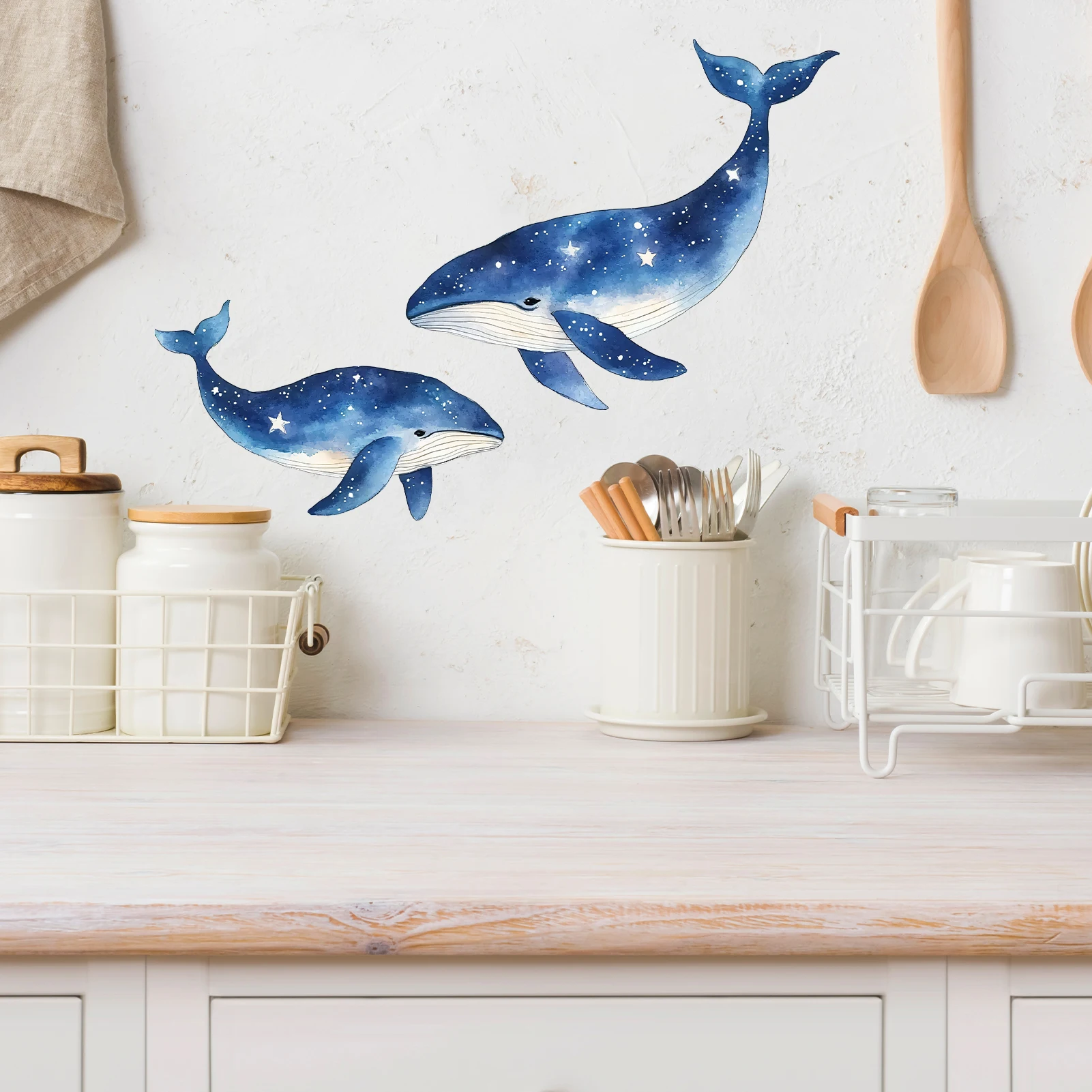 Vinilo Decorativo de Pared con Diseño de Ballenas en Acuarela, Ballenas Azules con Cielo Nocturno Estrellado y Detalles de Estrellas, Adhesivo de Vinilo para Decoración del Hogar
