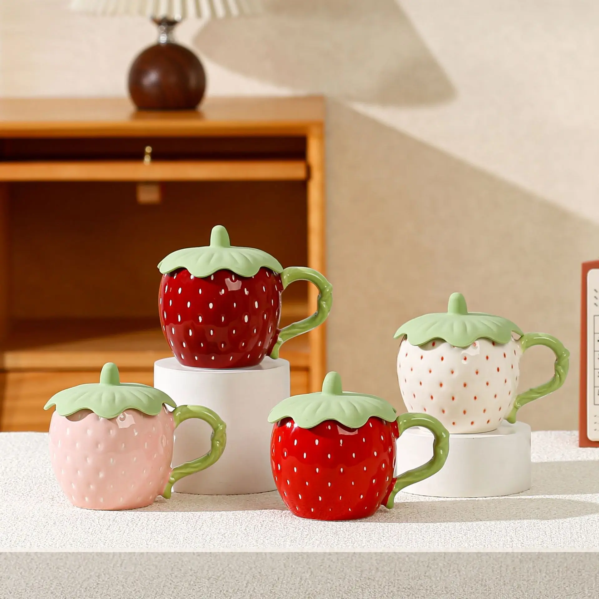 

Strawberry Mug Ceramic Cup with Lid Cute Home Office Coffee Cup for Women Dormitory