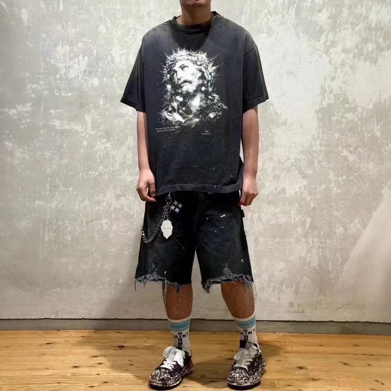 

Saint Mxxxxxx 25SS Jesus Glow in the k Worn out Print ort Sve T irt Casual Loose Fit Pure Cotton Men's Tee