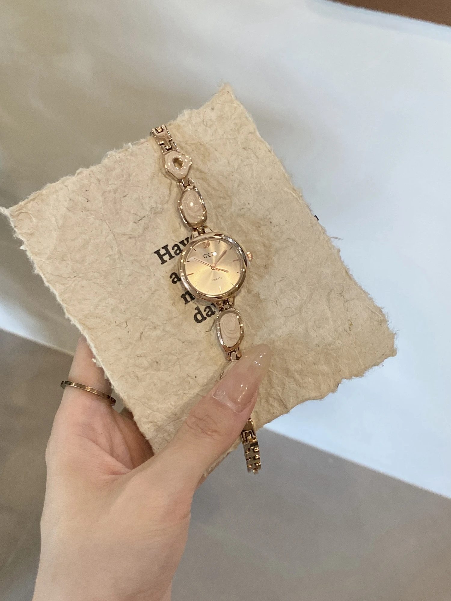 طراز سوار نسائي، طراز جديد فاخر 2025، ساعة سلسلة غير منتظمة راقية، ساعة يد فريدة من نوعها، ساعة نسائية أصلية.