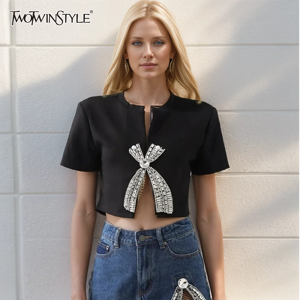 TWOTWINSTYLE Solid Temperament Spliced Diamonds Crop Top Dla Kobiet Okrągły Dekolt Krótki Rękaw Patchwork Perły Szykowne T-Shirty Damskie