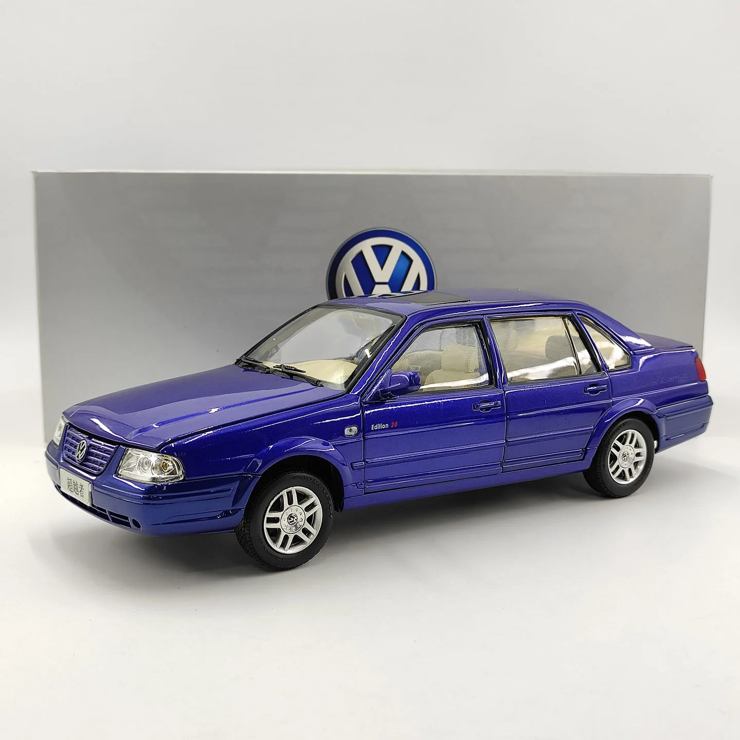 Modèle de voiture en alliage Diecast à l'échelle 1:18, 3000 Transcendent, avec portes entièrement ouvrables