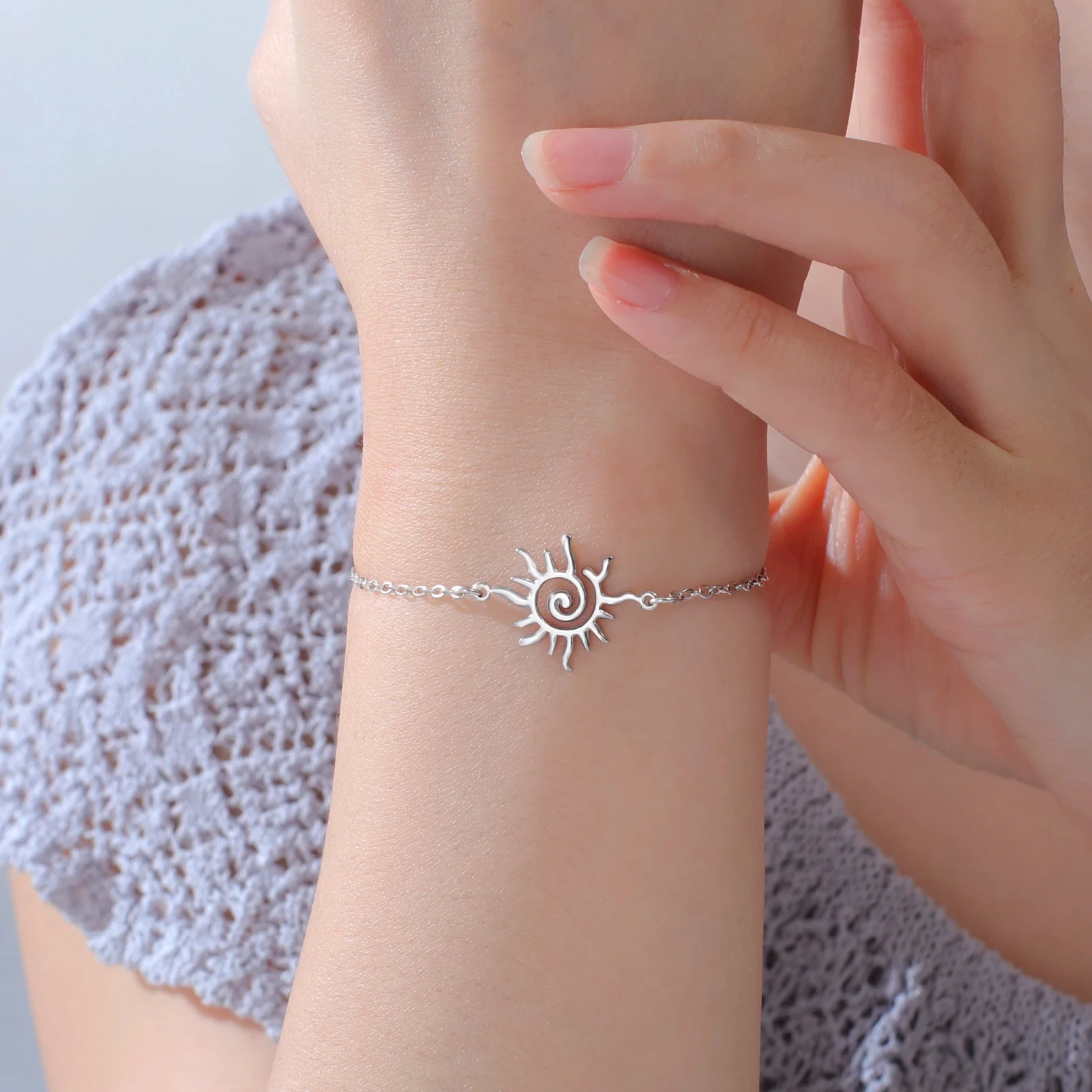 

Custom Spiral Sun Charm Bracelet Stainless Steel Gold Color Bracelets Women Waterproof Trendy Jewelry Birthday Gift Wholesale