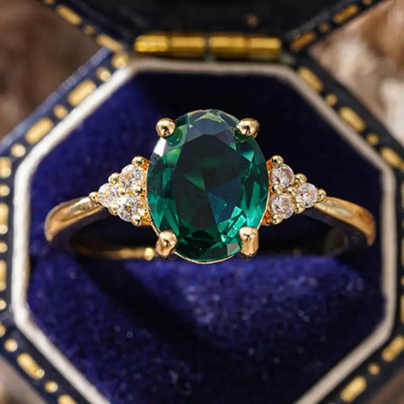 Huitan Ausgefallener goldfarbener Ring für Damen, luxuriöses Party-Mode-Accessoire, schlichter Stil, eingelegter hellgrüner CZ-Schmuck für die Hochzeit