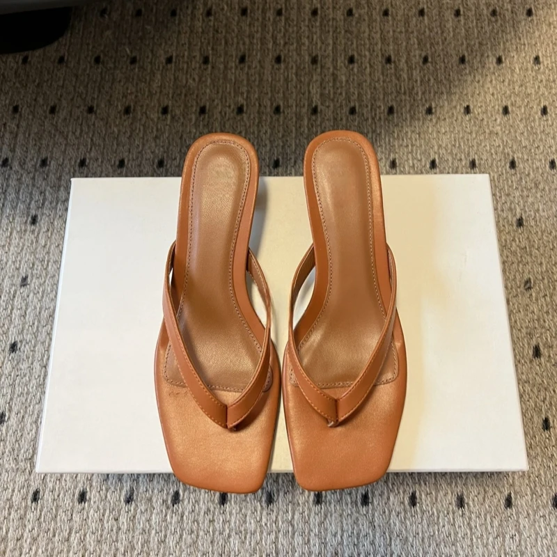 Sandal jepit wanita model baru musim panas 2025, retro, ujung persegi, hak rendah, kulit, serbaguna, ujung terbuka, hak kucing, hak ramping