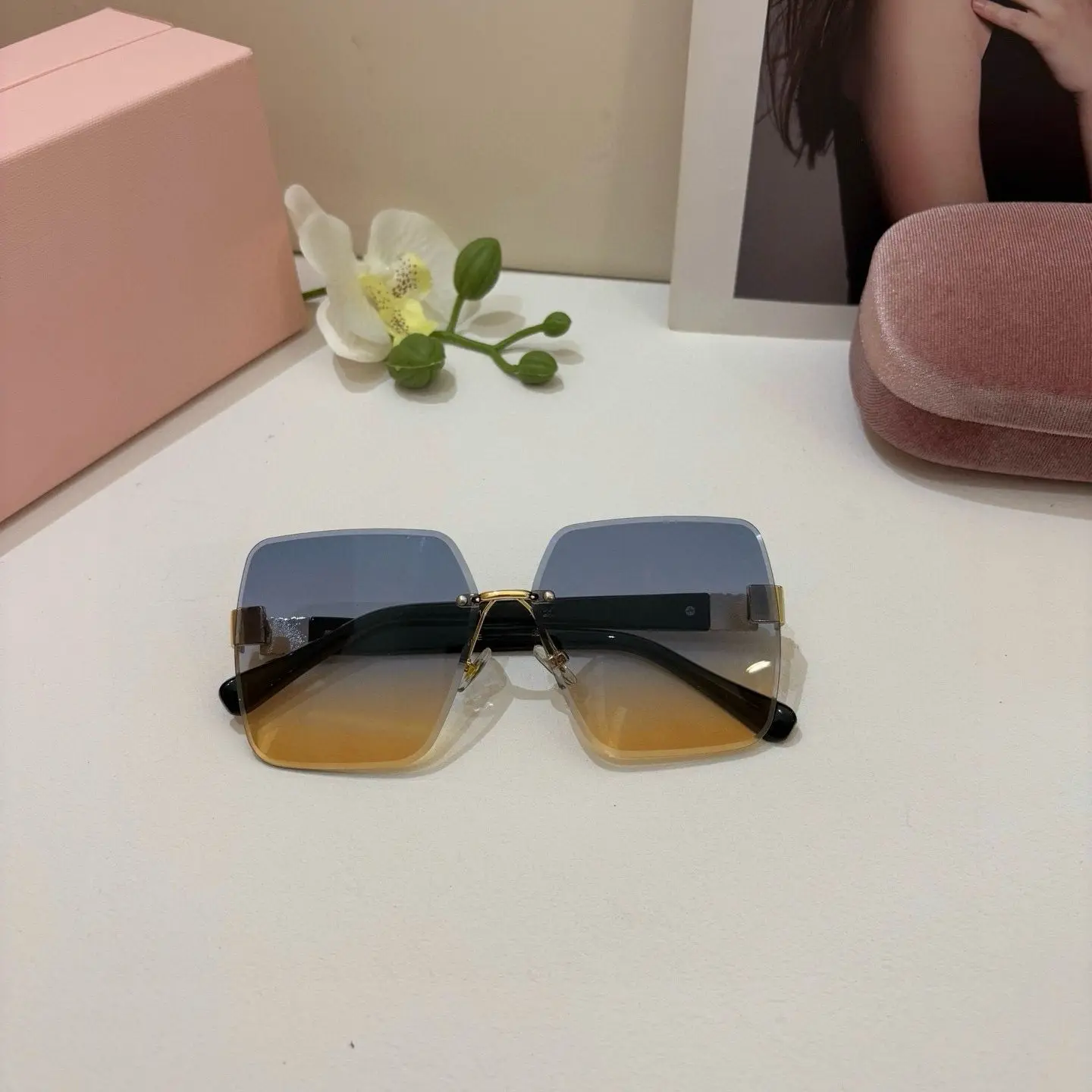 

Золотые металлические квадратные солнцезащитные очки без оправы с сине-желтыми градиентными линзами, черными ацетатными дужками, роскошные стильные очки для вечеринок