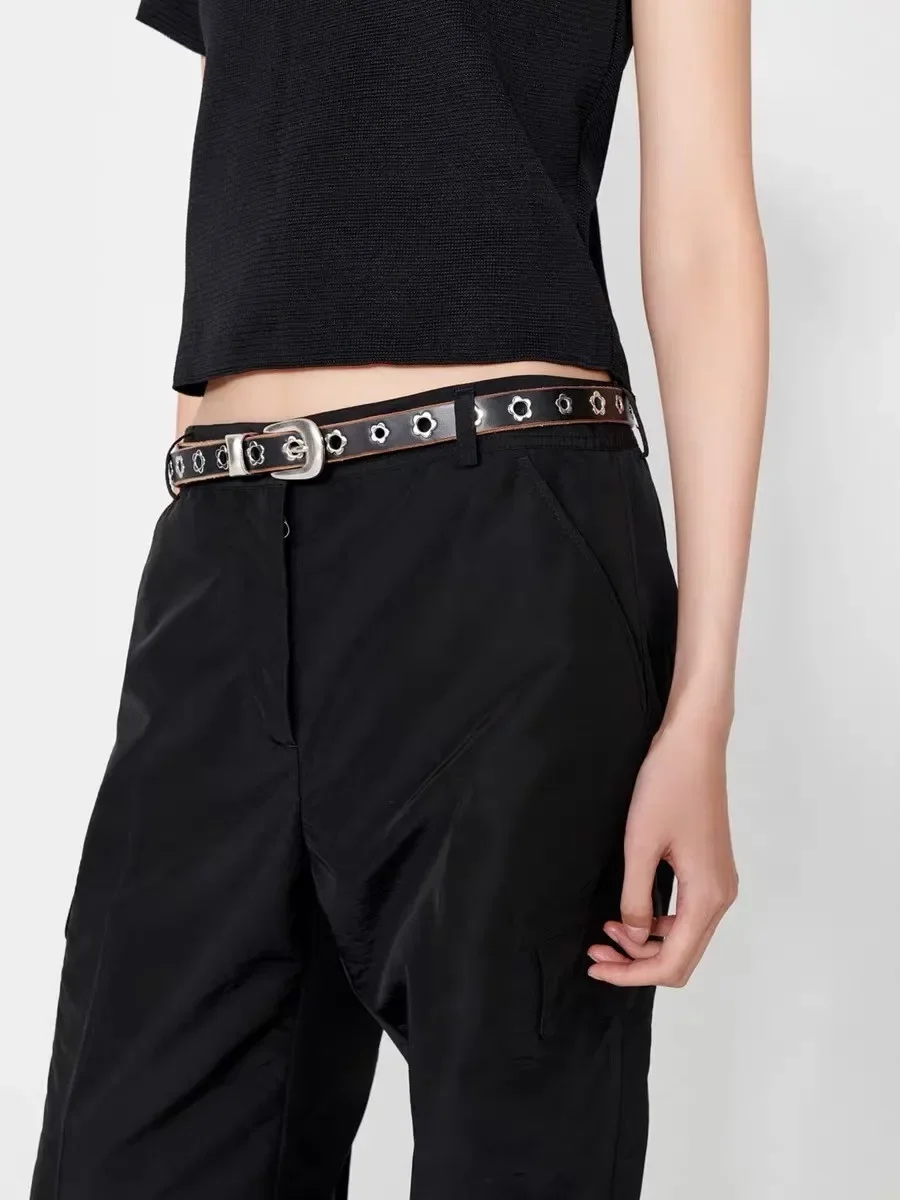 Ceinture en cuir ornée de rivets pour femme, clou de fleur noire, trou de taille floral, structure en peau de vache