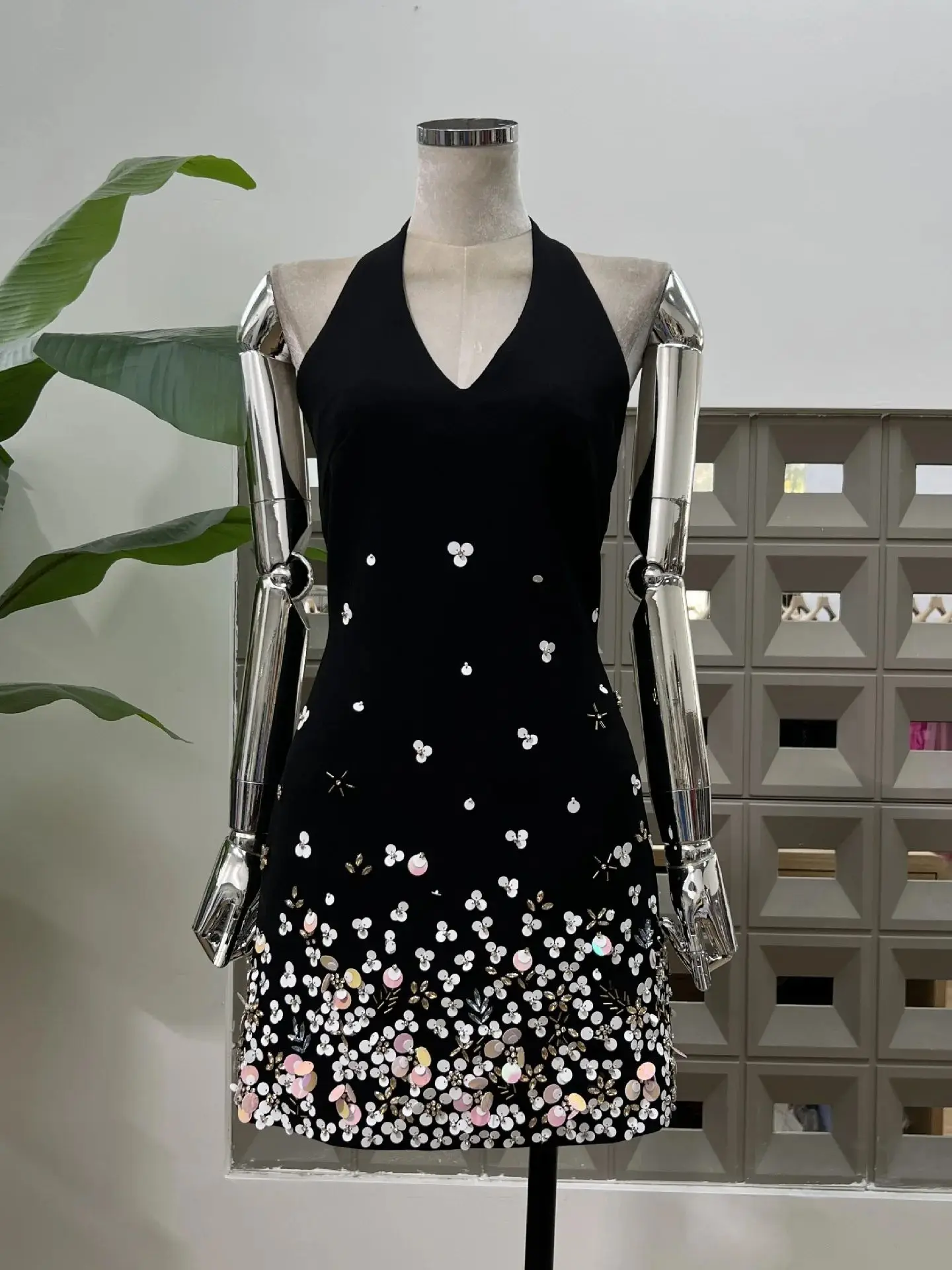 

Женские мини-платья Элегантное расшитое бисером и бриллиантами Slim Fit с v-образным вырезом Лето Одри Хепберн Стиль Дизайнерское роскошное коктейльное вечернее платье