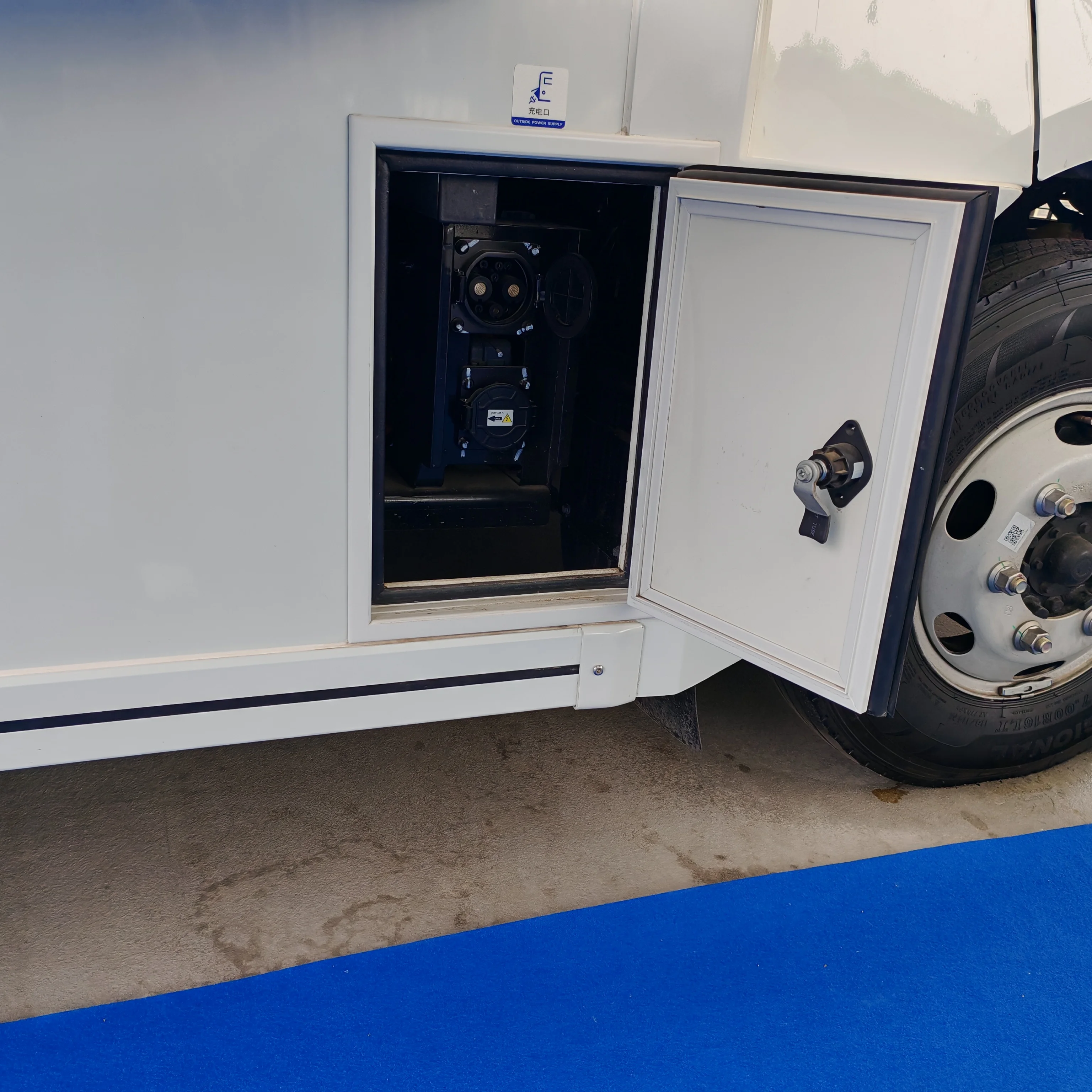 Custom Made 300x500mm Right Angle RV Access Doors Strong Aluminum Profile Caravan Trailer Cabin Doors With Locks view 2