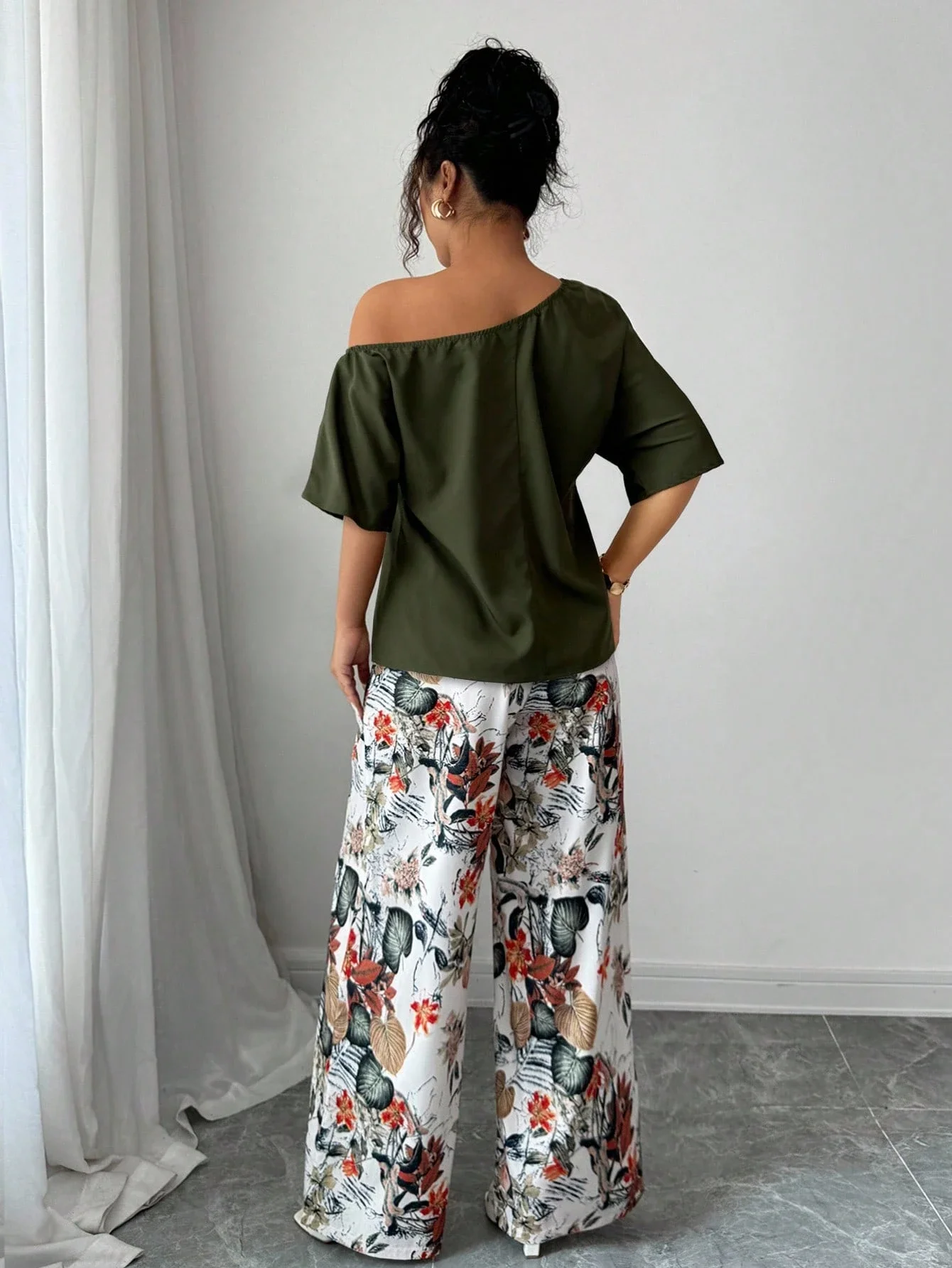 

Женский асимметричный комплект из блузки с открытыми плечами и широких брюк с цветочным принтом, 2 предмета, повседневный стиль