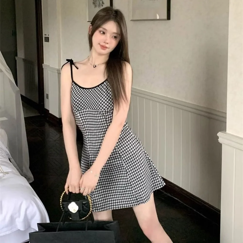 Süßes rotes kariertes Spaghetti-Kleid mit kurzer Schleife, Minikleid, schmale Passform, A-Linien-Kleid