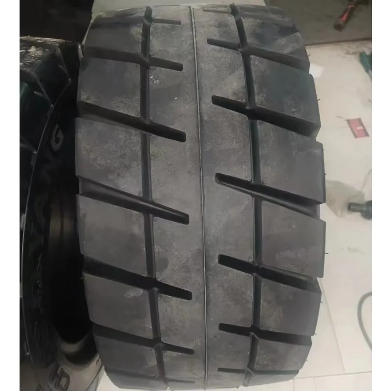 حالة جديدة إطارات حفارة الرافعة الشوكية الإطارات الصلبة حجم 28 * 12.5-15 مع التكنولوجيا العالية الصينية منخفضة الحرارة الجيل 21 * 8-9 23 * 10-12