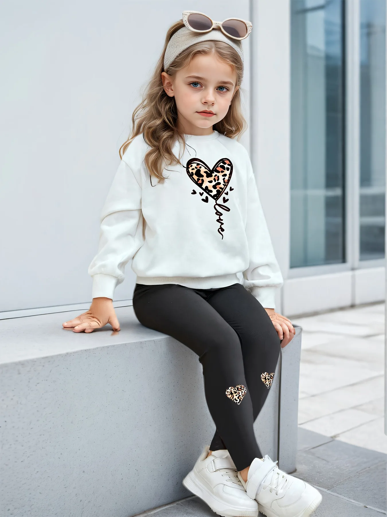 Conjunto de 2 piezas de otoño para niñas y sudadera de manga larga con estampado de corazón de leopardo + leggings, conjunto informal para el hogar y actividades al aire libre, sudadera versátil de cuello redondo + pantalones