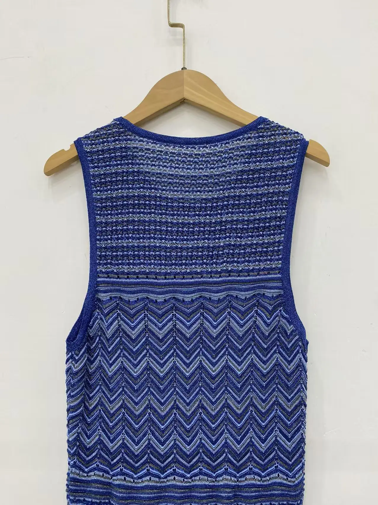 فستان نسائي محبوك برقبة دائرية بدون أكمام بقصة ضيقة للحفلات المسائية