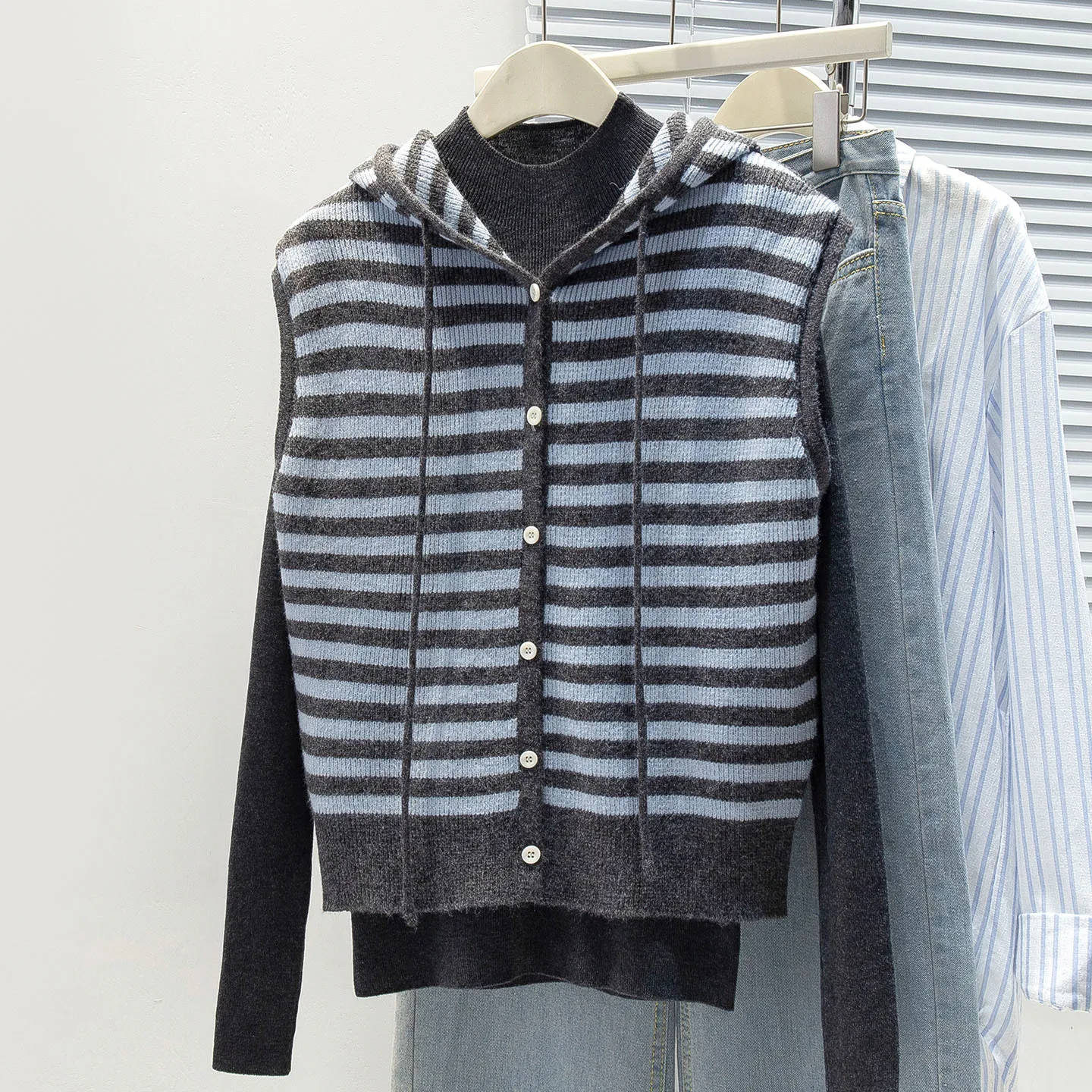 

Women's Korean Sle V-Ne Svel Hooded Cardigan Cotton on Striped Vest Autumn Winter New Faion Layering Top