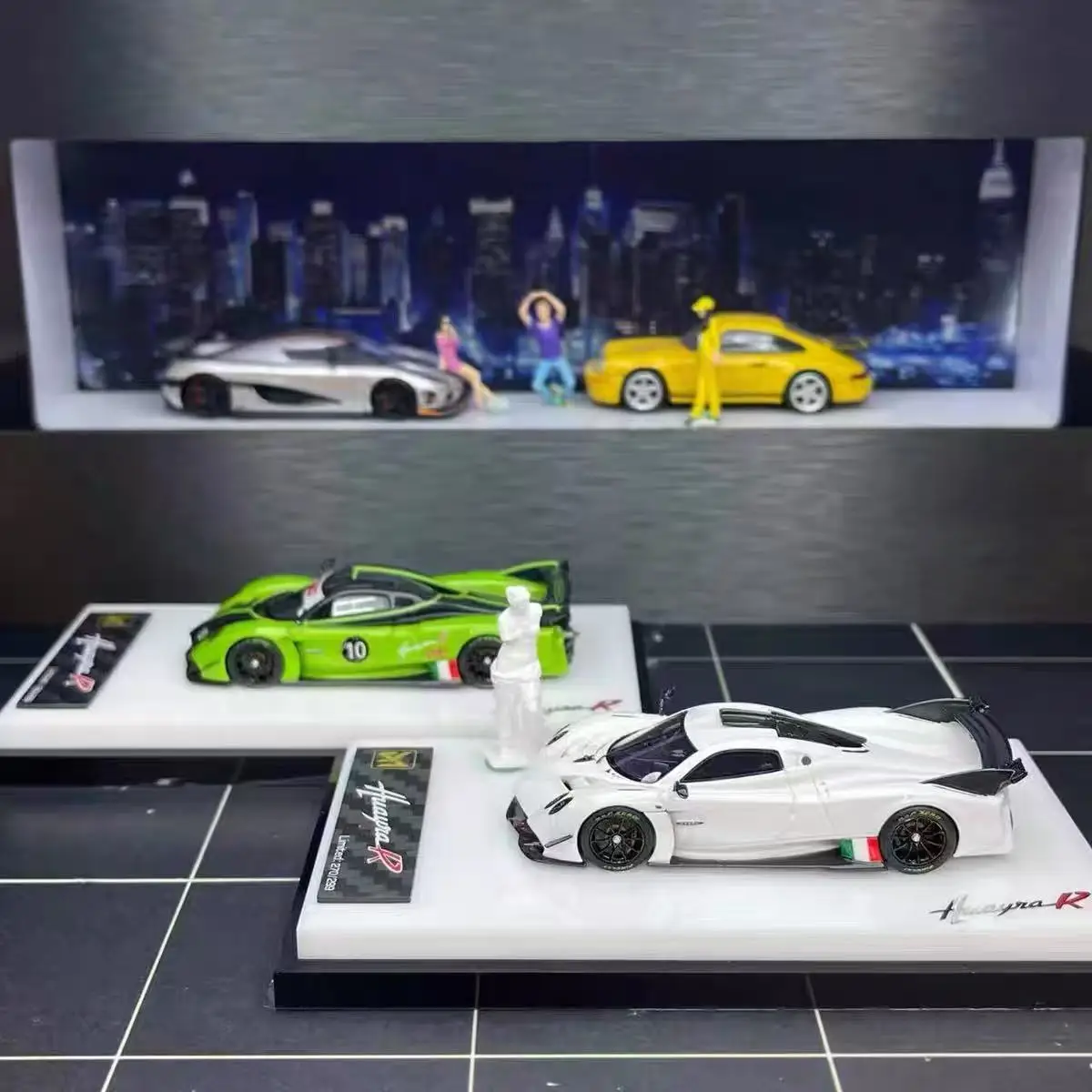 Stock pronti DMY 1:64 Huayra "R" Due colori Resina Regali di compleanno Hobby Display Simulazione Collezione Modello di auto