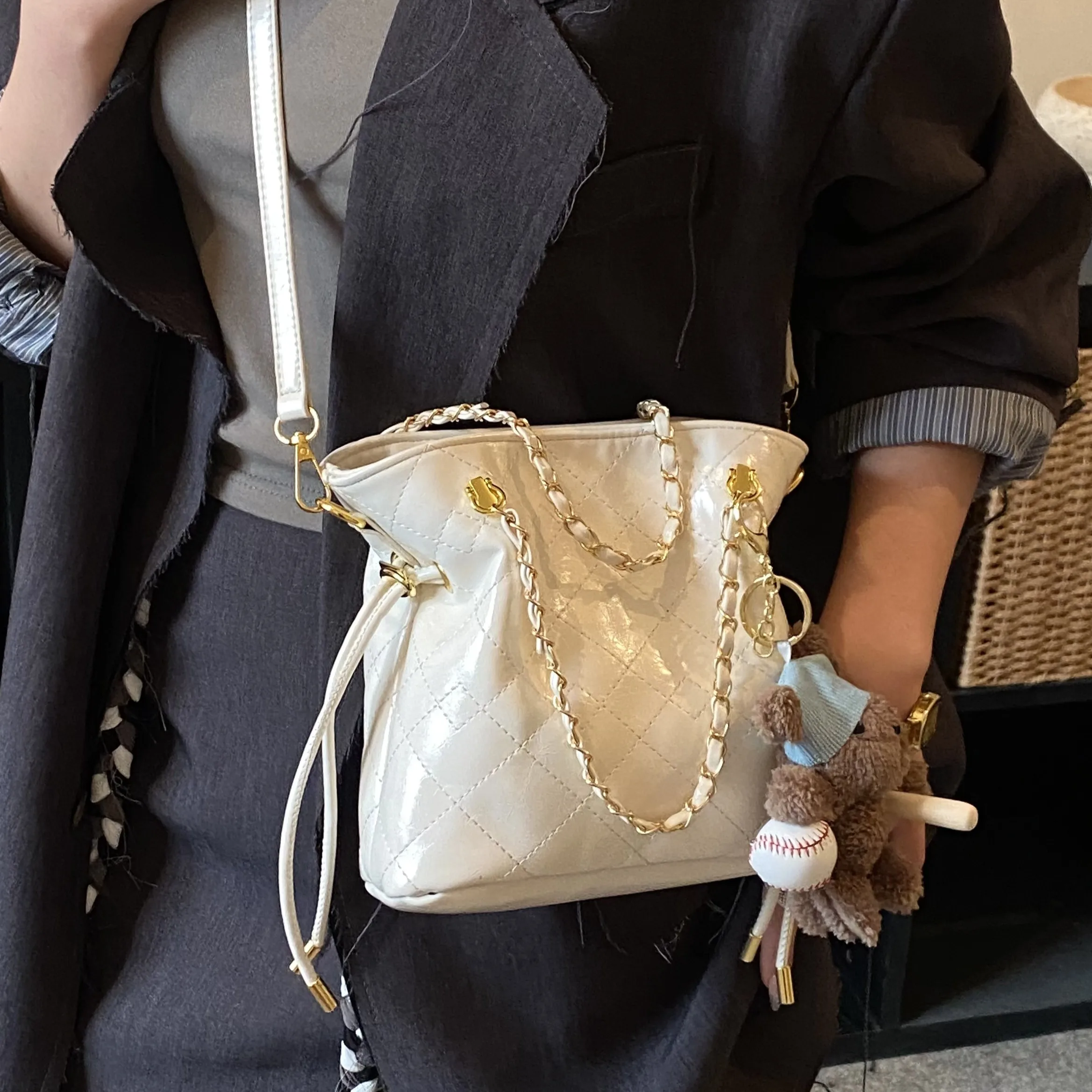 

Новая весенняя модная сумка-ведро 2026 года в стиле «Маленький аромат» с ромбовидной цепочкой, универсальная сумка через плечо для женщин, сумка-багет