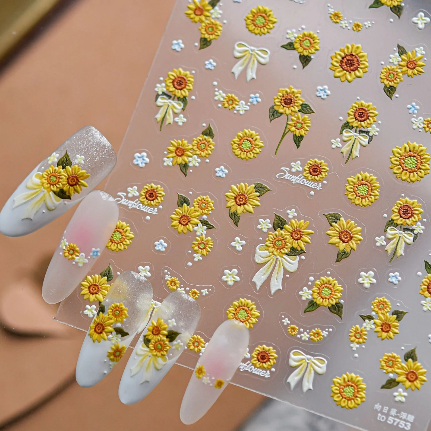 Sonnenblumen Weiße Schleife Gänseblümchen 5D Geprägte Nagelaufkleber Blumige Sommergarten Sonnige Sonnenblumen Selbstklebende Nagelkunst-Abziehbilder Maniküre