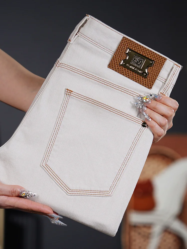 2025年ライトラグジュアリージーンズ メンズ ホワイト ファッション 春夏 薄手 カジュアル 伸縮性 スリム スモールフットパンツ