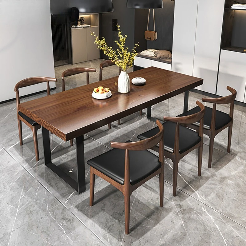 Esstisch und Stühle aus massivem Holz