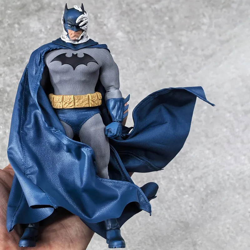 정품 재고 공식 배턴맨 허쉬 천 의상 가동형 액션 피규어 데스크탑 장식 17.5cm 높이 수집용 선물