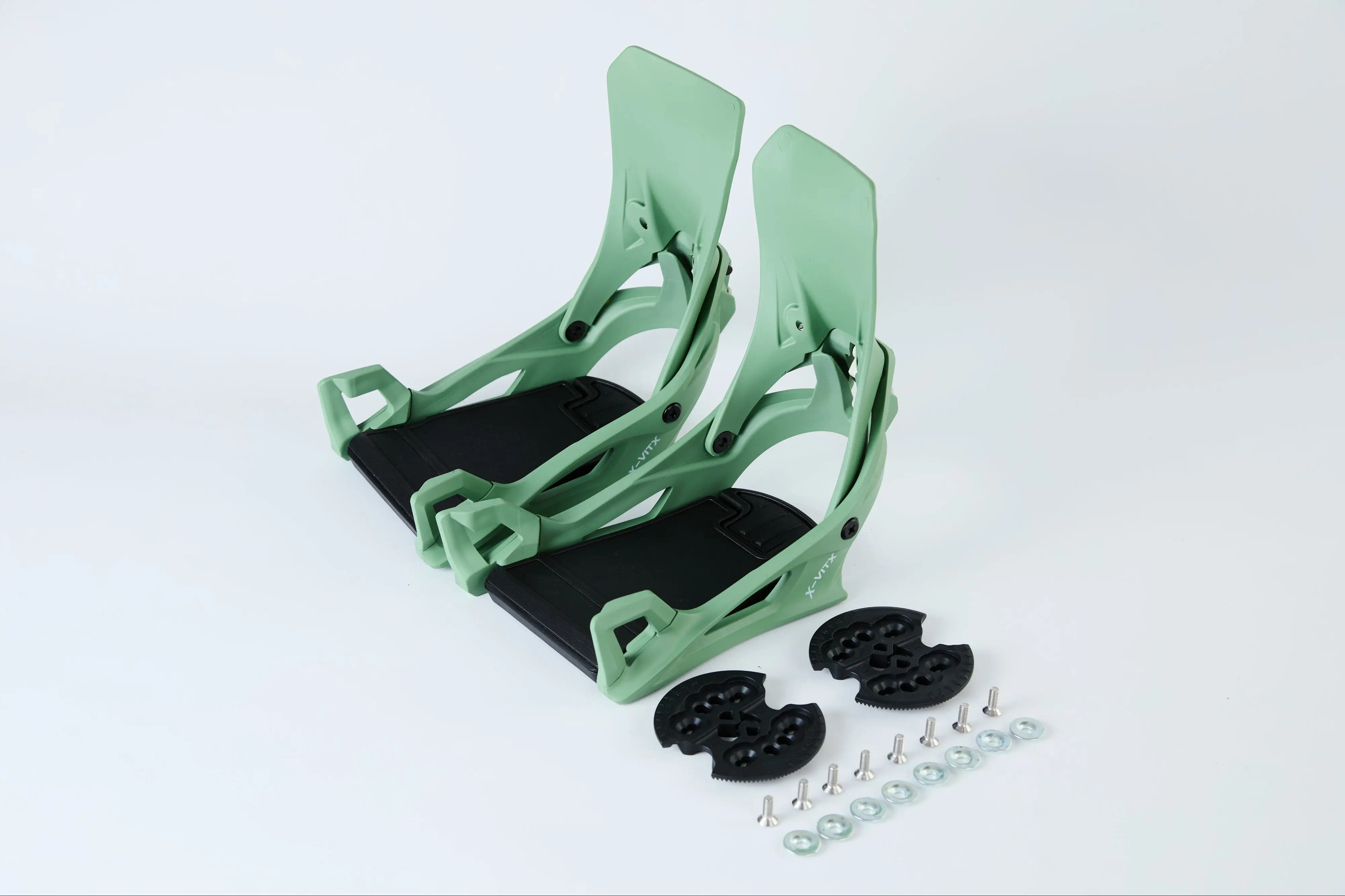 Marche sur les fixations et les bottes de snowboard