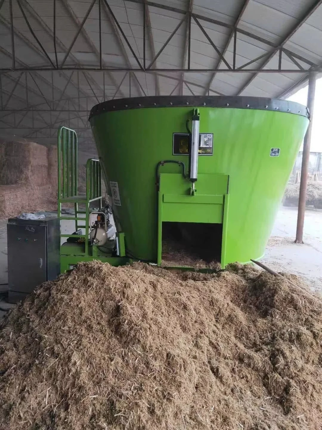 New 20 Ton/H Stationary TMR Feed Mixer Electric Engine for Cattle Sheep Forage Accurate Weighing Alloy Material Easy Operation