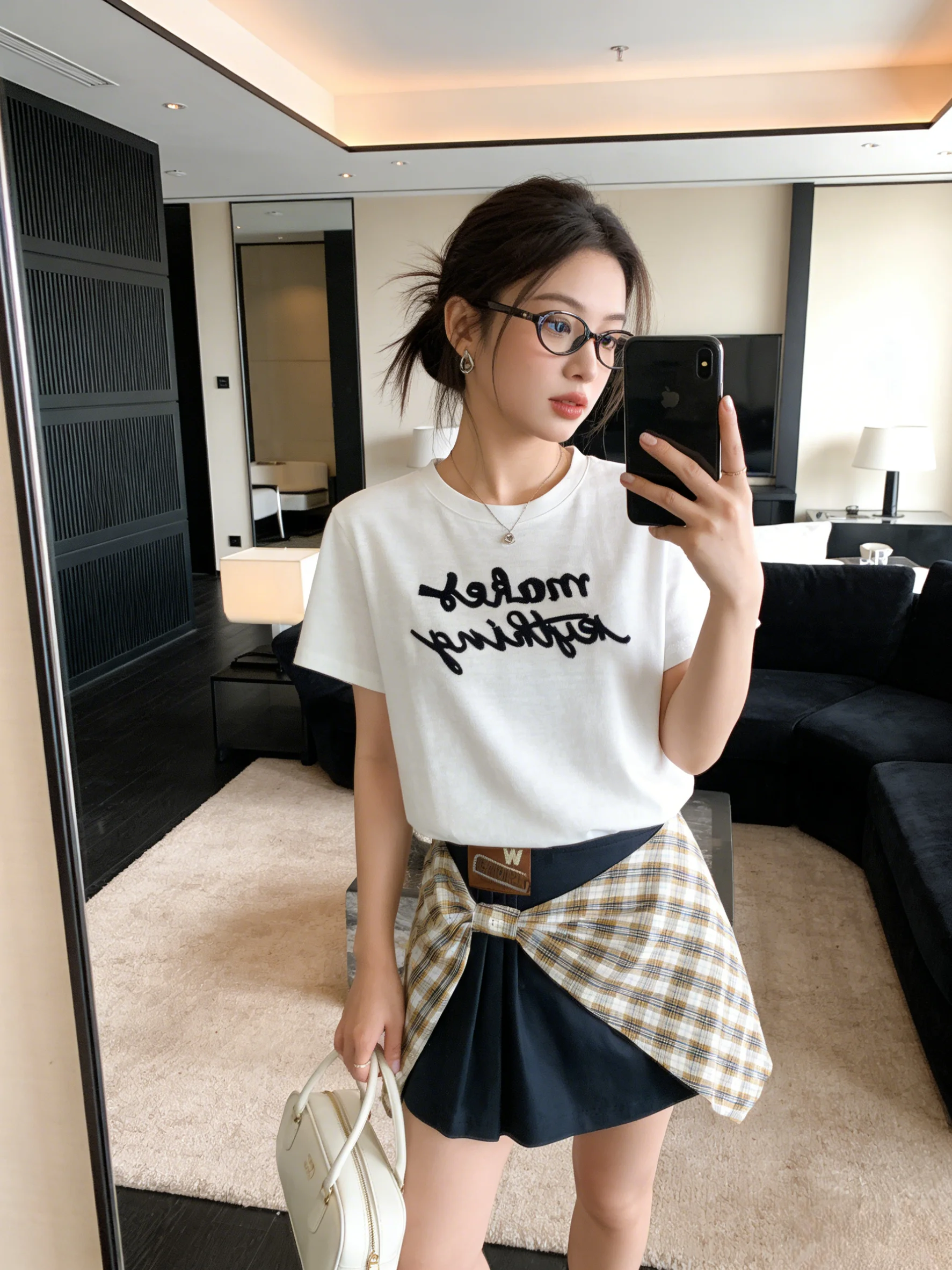 

Футболка в корейском стиле для создания молодежного образа: простая, с круглым вырезом, коротким рукавом, вышивкой, цветными блоками, имитация двухслойности, с завышенной талией.