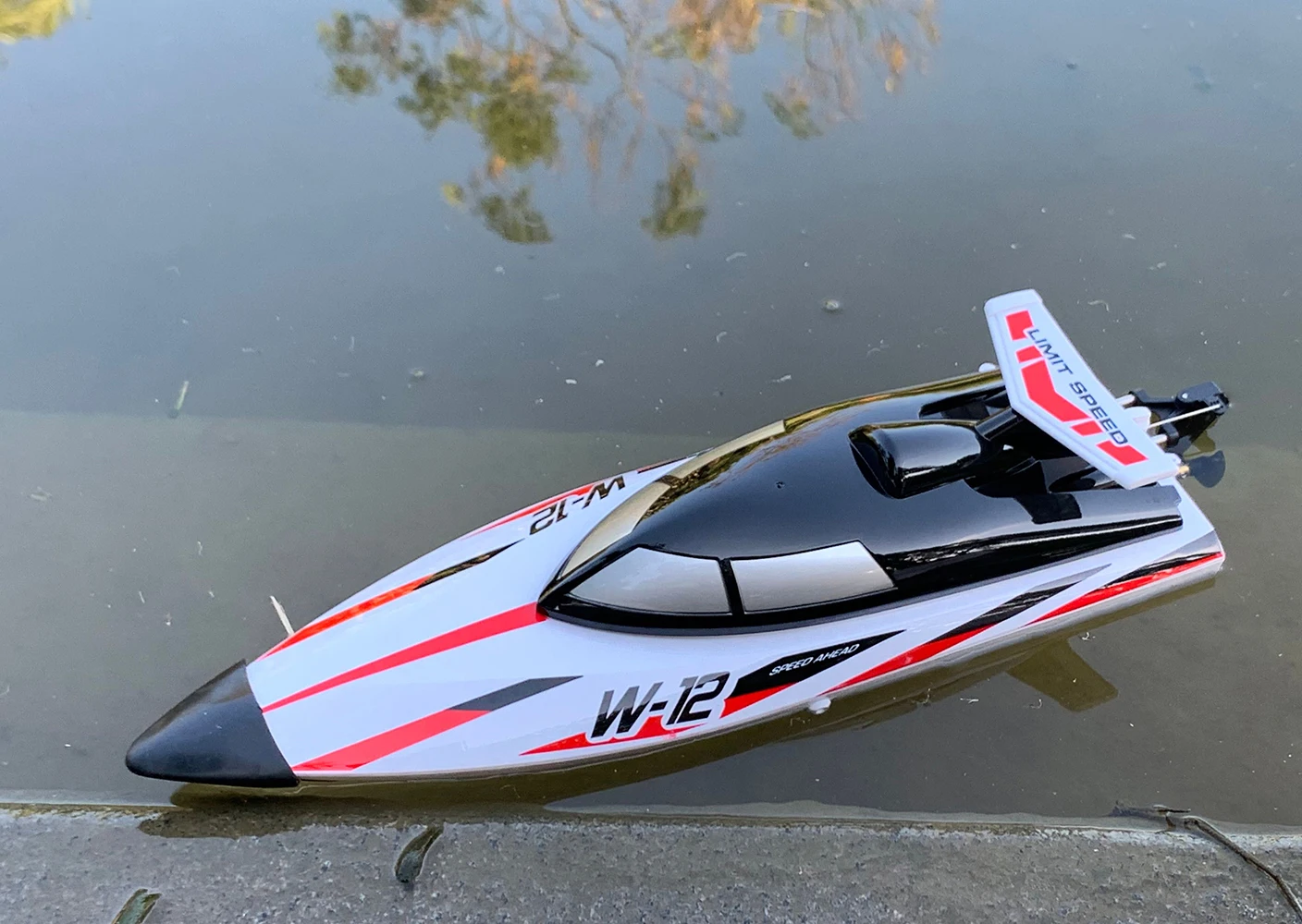 Ready to Go RTR Medium Remote Control Boat RC Watercraft WL912 Fast 35km/h Alloy Parts for Hobby Beginners Experts