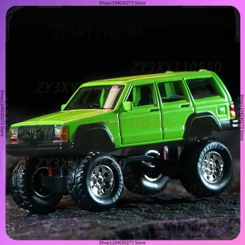 Tuoyi xcartoys liga 1/64 cherokee modelo de carro de brinquedo fora de estrada fluorescente verde 190 desktop coleção de moda ornamento brinquedo presente
