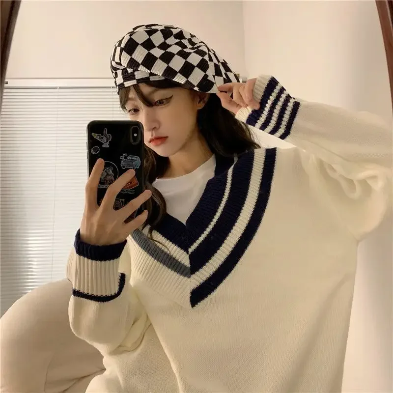 Pullover sweter rajut model Korea untuk wanita, sweter rajut santai modis longgar Semua cocok desain leher V manis berpanel untuk wanita musim gugur