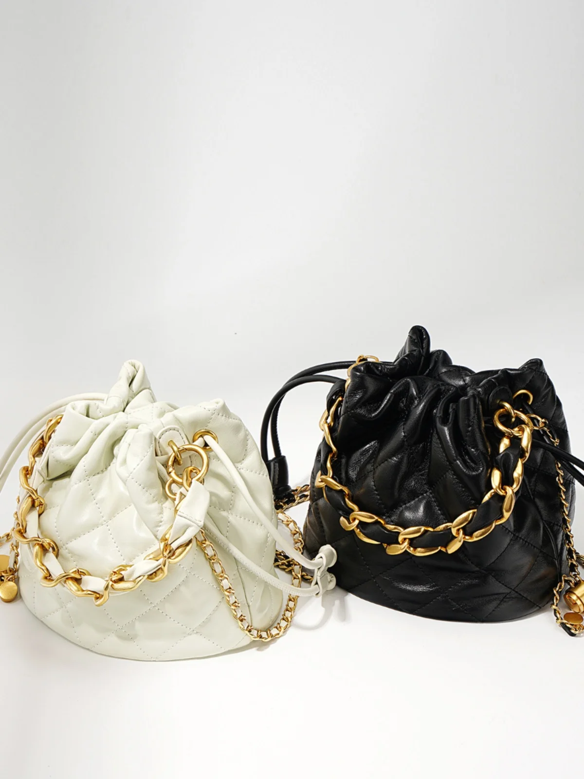 sac-seau-en-cuir-pour-femme-ete-2026-avec-chaine-sac-bandouliere-croise-style-britannique-doux-sac-a-main-polyvalent-et-tendance