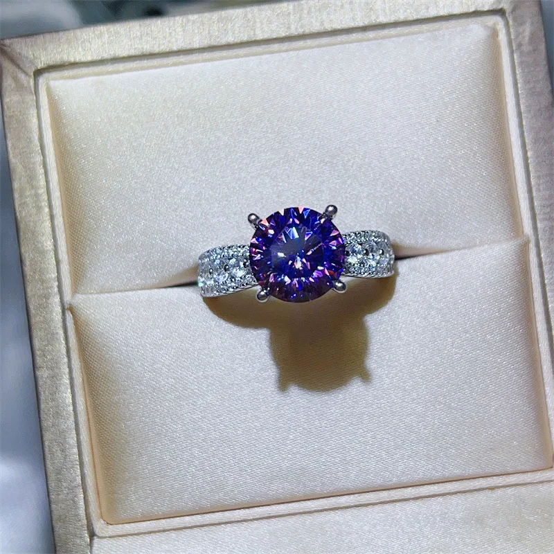 

Кольцо с фиолетовым бриллиантом и четырьмя крапанами против потускнения для женщин, 3 карата, муассанит, платина PT950 | Устойчивость к окислению, длительное сохранение блеска