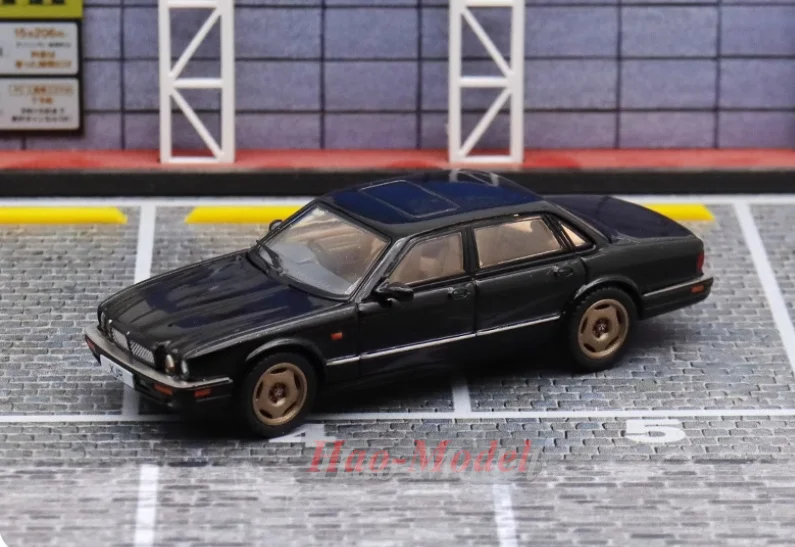 

Модель автомобиля GCD 1/64 для Jaguar XJR X300, Литые из сплава игрушки для детей, подарки на день рождения для мальчиков, хобби, демонстрация коллекции, Имитация черного цвета