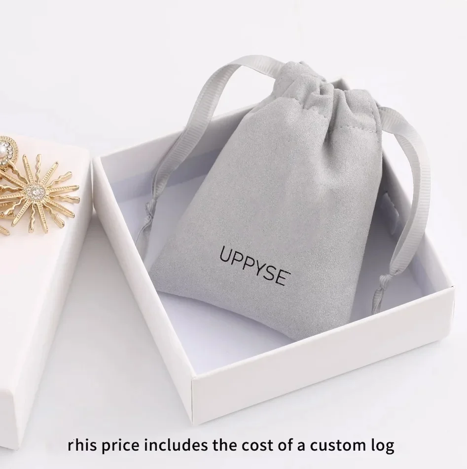 50 أكياس برباط بشعار شخصي من الألياف الدقيقة الرمادية حقائب مجوهرات مخصصة أكياس سوار وقلادة وأكياس تخزين التعبئة والتغليف