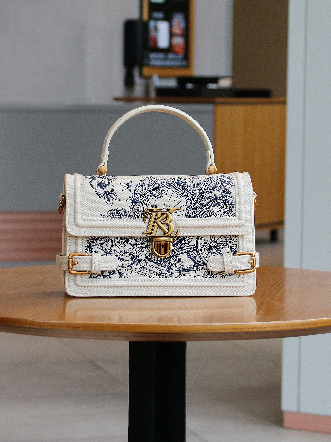 

Ladies fashion white handbag leather heavy industry flower embroidery bag buckle stereotypes small square bag spring and summer