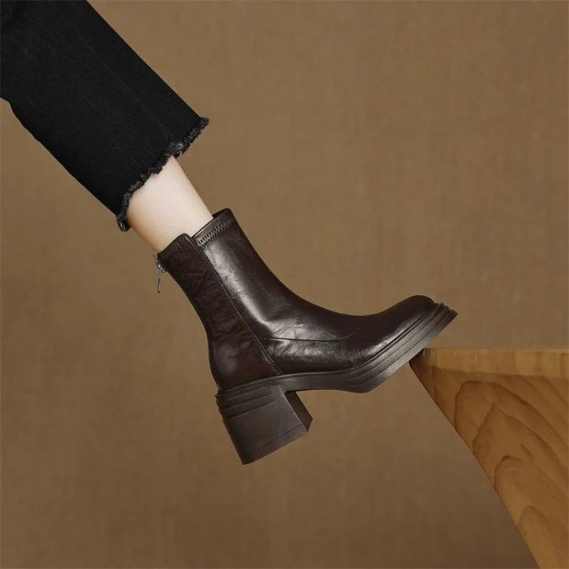 أحذية تشيلسي شتوية جديدة بمقدمة مستديرة لعام 2025 مع أحذية قصيرة بكعب عالٍ مكتنز