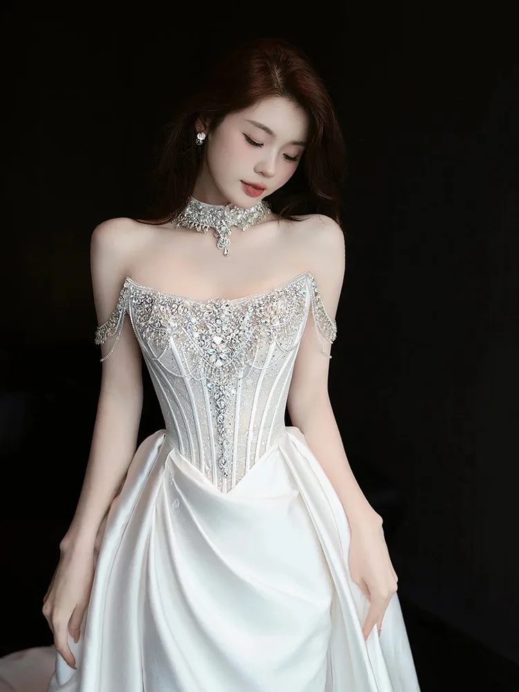 Sukienka bez ramiączek, biała, lekki luksus i niszowa satyna jako główna tkanina, idealna na powitanie i wyjście.