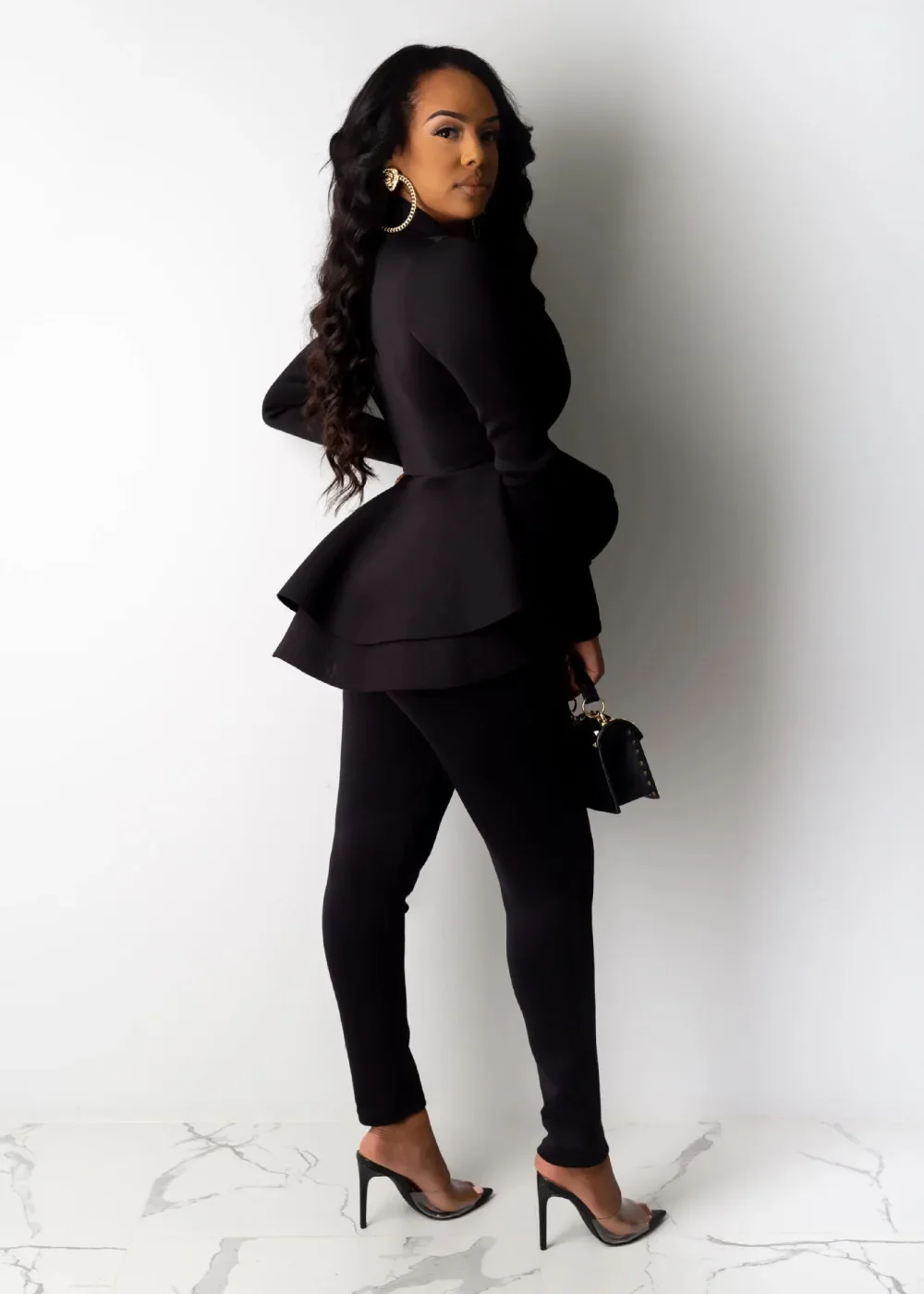 Herbstliches Damen-Outfit, bestehend aus zwei Teilen: ein einfarbiges Oberteil mit V-Ausschnitt und langen Ärmeln, ein Blazer mit Peplum-Saum und eine Bleistiftrockhose – ein elegantes, formelles Business-Outfit für den Büroalltag, erhältlich in großen Größen. – Detail 20