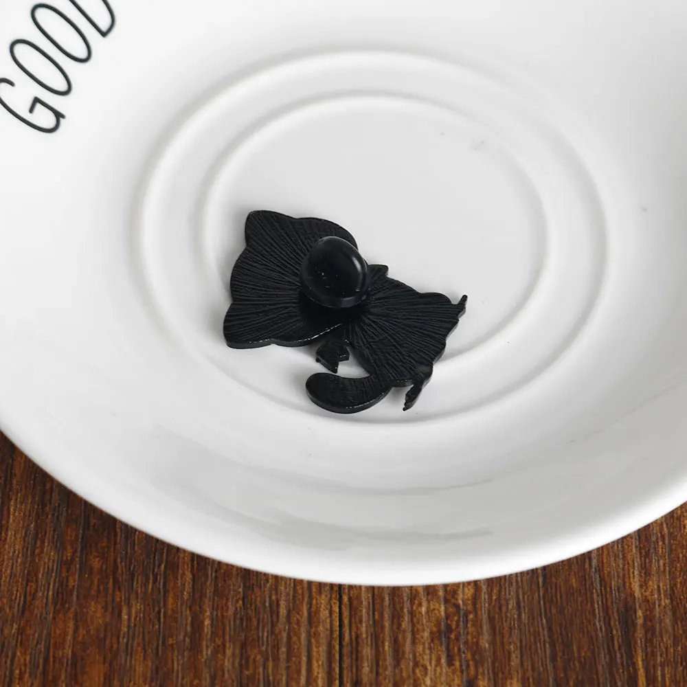 Lindo gato negro Chomsuke insignia broche Anime Kono Subarashi Sekai Ni Shukufuku Wo mago del arco Megumin's mascota Cosplay joyería regalo