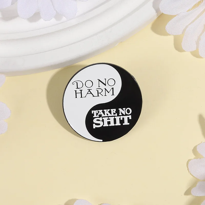 Spilla modello Tai Chi Bagua in bianco e nero, creativa, versatile, con stemma rotondo, lettere parodia, distintivo in metallo, accessori per zaino superiore