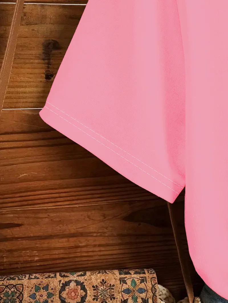 بدلة صيفية كاجوال لطيفة للفتيات برقبة دائرية، بلوزة مطبوعة على شكل وحيد القرن باللون الوردي مع شورت مطبوع عليه حرف واحد فقط أسود