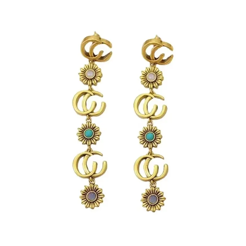 أقراط ديزي صغيرة بحرف G مزدوجة