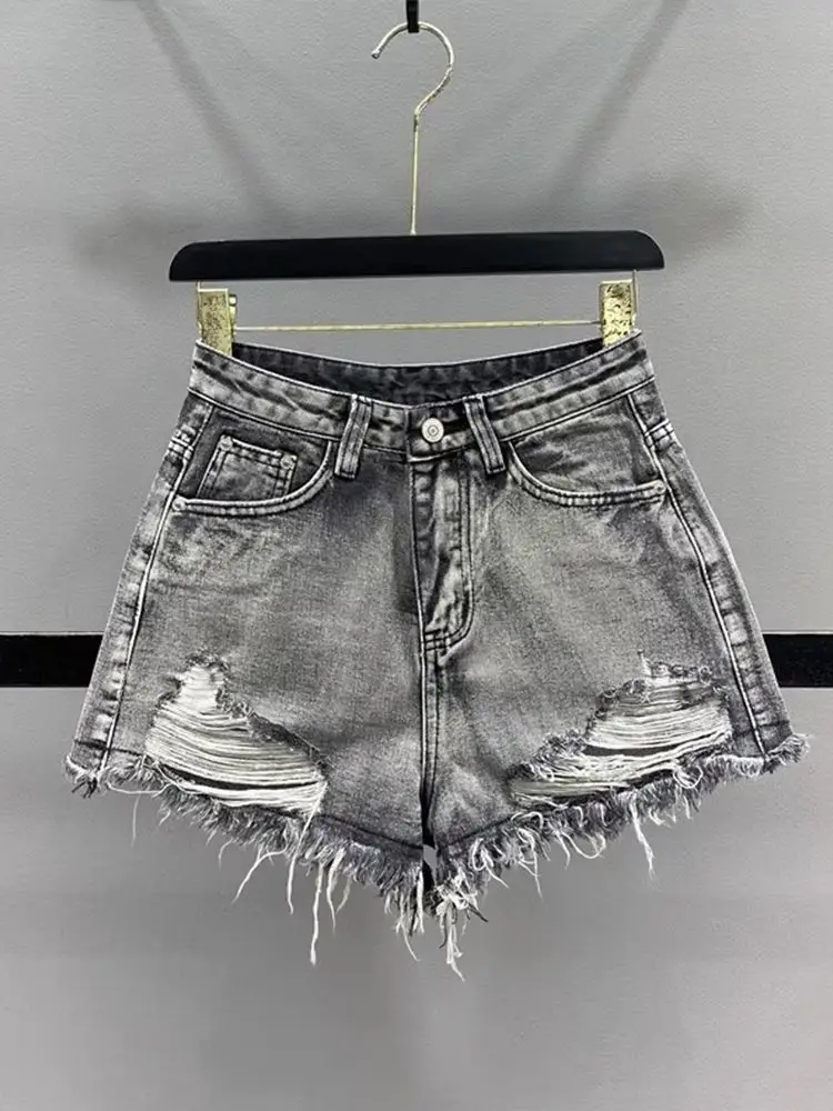 Jambes portées avec bords rugueux short en jean noir délavé 2025 été nouvelles femmes mode a-ligne jambe large trou déchiré Denim court