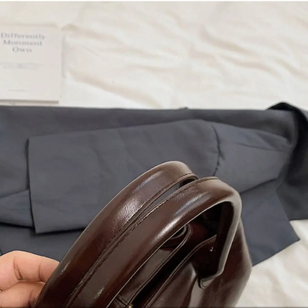 حقيبة كتف كلاسيكية على الطراز الكوري بلون واحد حقيبة يد ذات سعة كبيرة من جلد البولي يوريثان بسعة كبيرة تحت الإبط للسفر